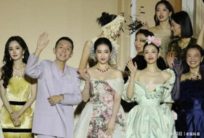 抓马红毯造型翻车！杨幂露安全裤周冬雨硬凹性感刘亦菲掉链子